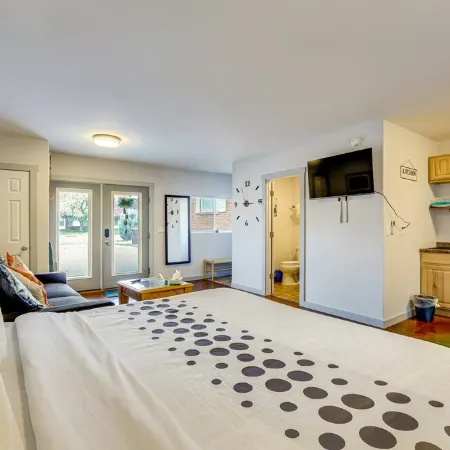 Cozy apartment in charming Moab Downtown with kitchen and great fruit backyard,