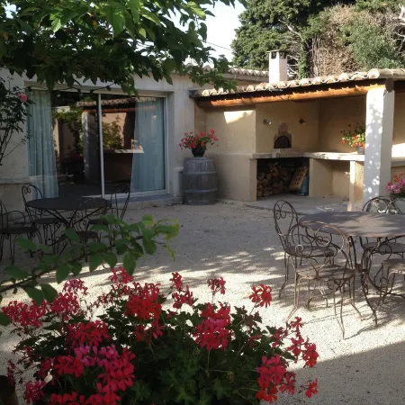 Farmhouse in Carpentras with Pool