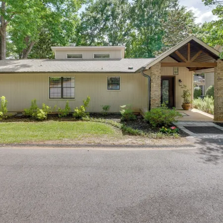Pet-Friendly Lake Sinclair Home w/ Boat Dock!