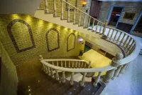 Karvon-Saroy Hotel - parking