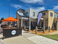 Waves Luxury Suites & Port Central Apartments - parcheggio