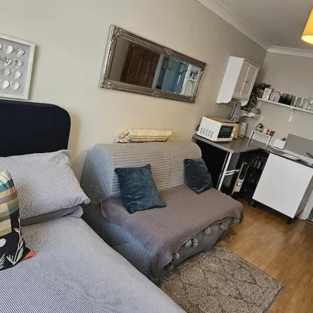 Cozy Studio Retreat in Rumney