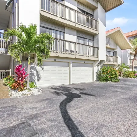 Coastal Lakehouse Condo on Siesta Key Public Beach