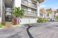 Coastal Lakehouse Condo on Siesta Key Public Beach