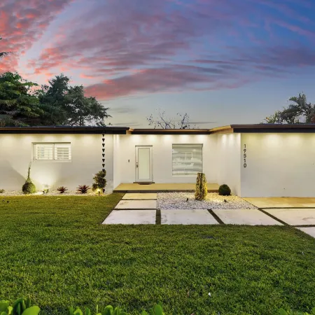 Villa Solara | Pool · Cinema · Basketball Court