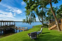 Romantic Lakefront Retreat: Hot Tub, Private Deck, Screened Porch, Dock & Kayaks - Homestays