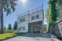 Rooftop Deck + Private Patio! West Seattle Home - Country Houses
