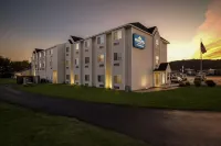 Microtel Inn & Suites by Wyndham Prairie du Chien - 2-Star