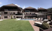 Aparthotel Familiaris - Family Apartments - Pools & Spa in Dolomites - Rooftop Pools
