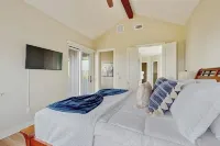 Spacious House With Ping-pong and Pool Table, Balcony With Water and Sunset View - 3-Star