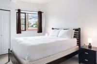 Selkirk Snug by Revelstoke Vacations - Kitchens