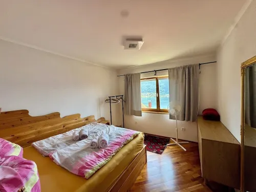 Cozy house with lake view - Homestays
