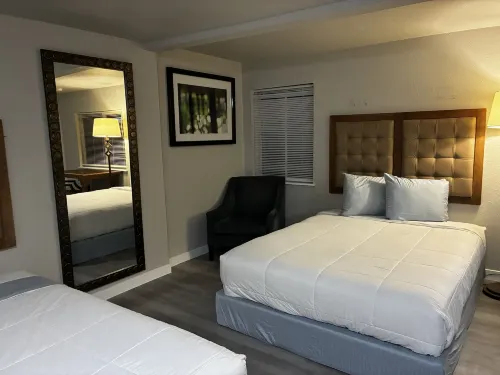 Longmont Lodge and RV Park - Motels