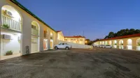 Bishops Lodge Narrandera - Motels