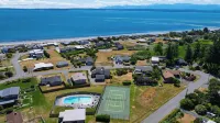 The Grove at Mutiny Bay by Avantstay Walk to Beach Shared Pool + Pickleball Court + Water Views - 2-Star