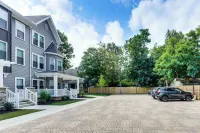 Walk to Cleveland Clinic! Contemporary Townhome - Condos
