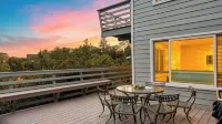 Golden Hour Lodge by Avantstay BBQ + Great Room + Multiple Decks Lake & Sunset Views - WiFi
