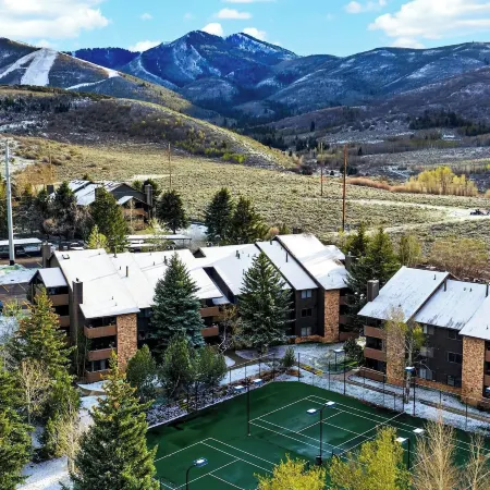 Powder Perch by Avantstay Top-floor Retreat + Hot Tub + Tennis + BBQ Mins to Lifts + Trails