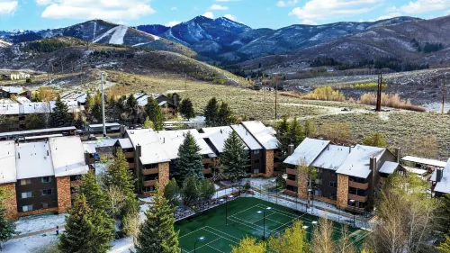 Powder Perch by Avantstay Top-floor Retreat + Hot Tub + Tennis + BBQ Mins to Lifts + Trails - 3 stjerner