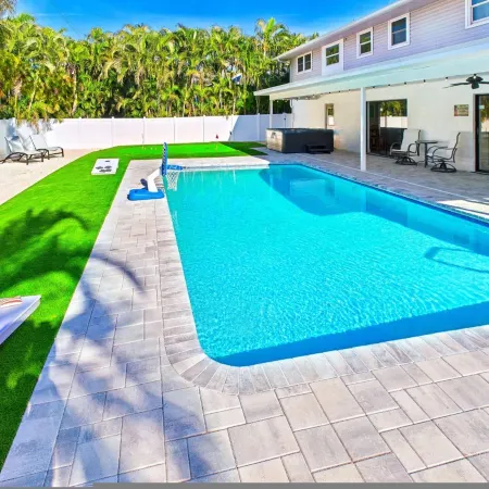 Twin Tides Large Home Heated Pool Spa Putting Green Golf Cart Tiki Bar Ping Pong Sleeps 14
