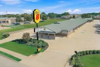 Super 8 by Wyndham Siloam Springs - parking