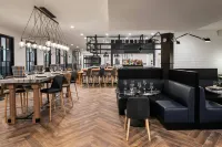 Delta Hotels Green Bay - bar