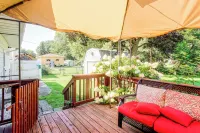Family-Friendly Waterloo Abode w/ Deck! - بيت ضيافة