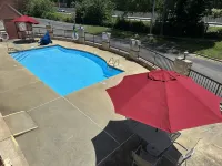 Red Roof Inn & Suites Cornelius - Lake Norman - piscina