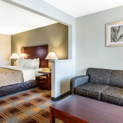 Quality Inn Airport I-240 Hotel dekat Tabernakel Injil Sepenuh