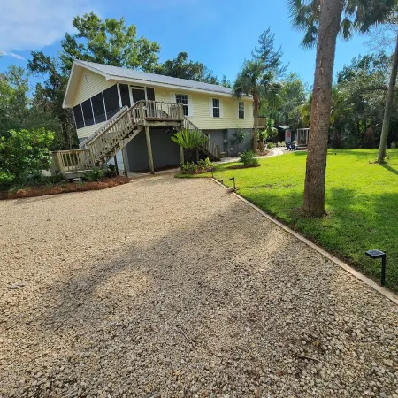 GULF ACCESS  home w/ dockage, private yard & 2 min walk to eat and stores! Hotels in Steinhatchee