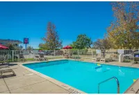 Motel 6 Redding, CA - North - Kolam Renang