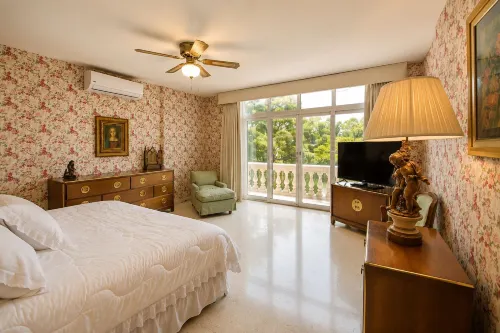 Casa Carlota with Pool & Garden - Homestays