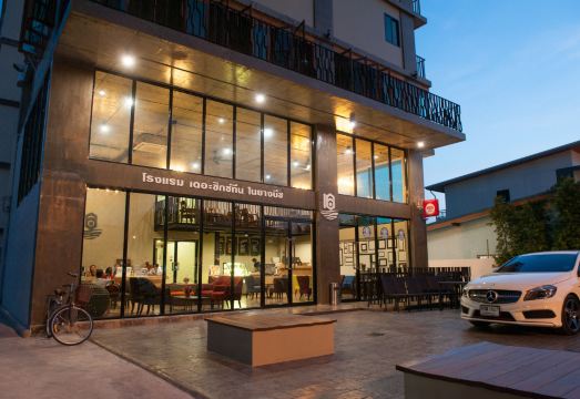 4. 더 식스틴 나이..