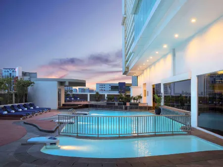 Novotel Jakarta Gajah Mada Отели рядом со станцией Jakartakota Station