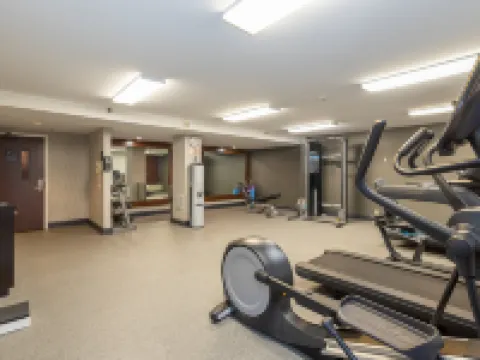 โรงแรม ฮอลิเดย์ อินน์ เอ็กซ์เพรส นวร์ก แอร์พอร์ต เอลิซาเบธ บาย IHG โรงแรมในเอลิซาเบท