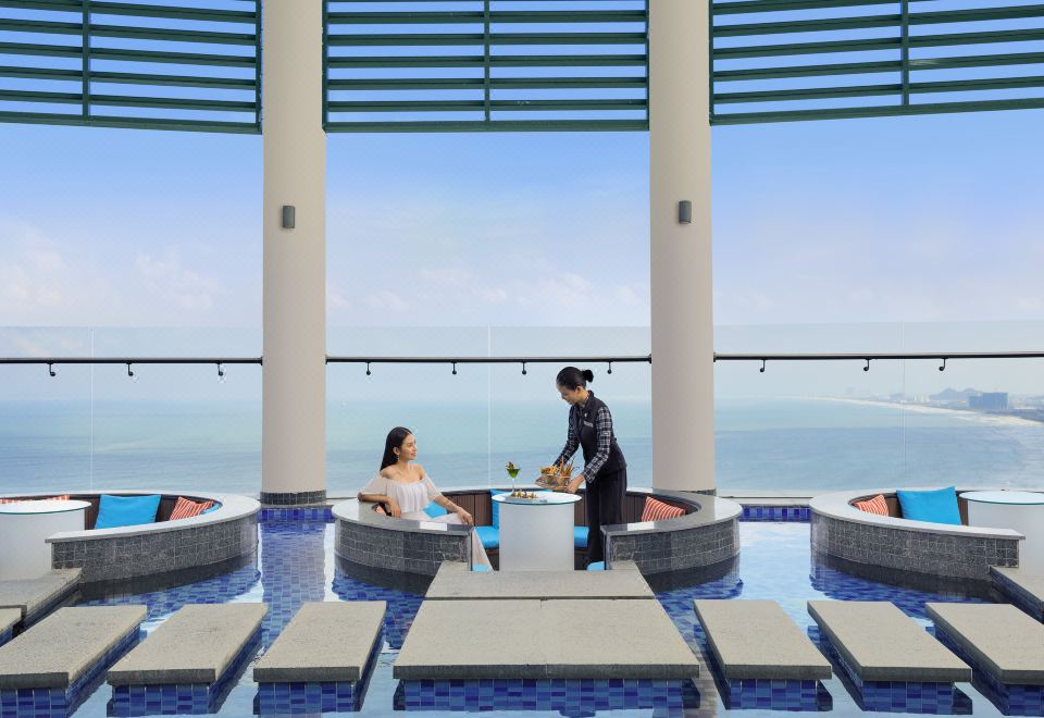 포 포인츠 바이 쉐라톤 다낭의 야외 수영장 이미지