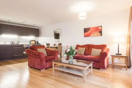 Premier Suites Bristol Cabot Отели рядом с достопримечательностью «Бристольский университет»