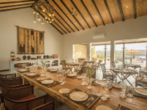 Meghauli Serai Chitwan National Park - A Taj Safari Lodge チトワンのホテル