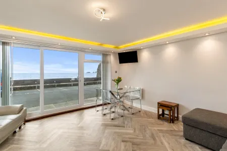 Pleasant View - Direct Beach Access, Sea Views and Parking