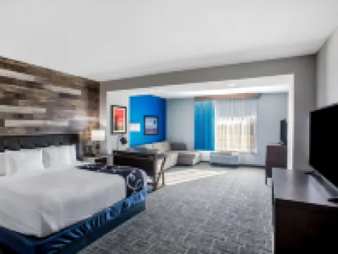 La Quinta Inn & Suites by Wyndham Pittsburg Hotels in Pittsburg
