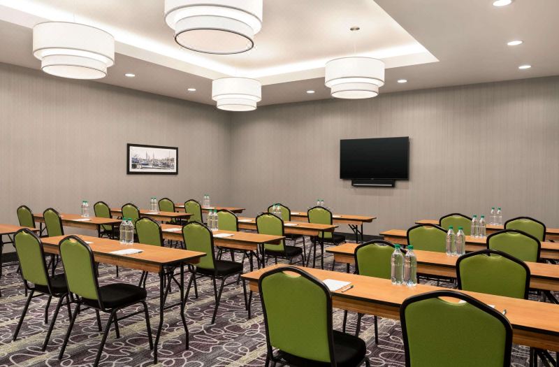 La Quinta Inn & Suites by Wyndham Burlington photo 3