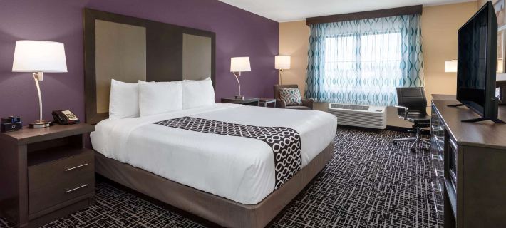 La Quinta Inn & Suites by Wyndham Wichita Airport Hotels in Wichita