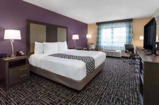La Quinta Inn & Suites by Wyndham Wichita Airport Hotel di 