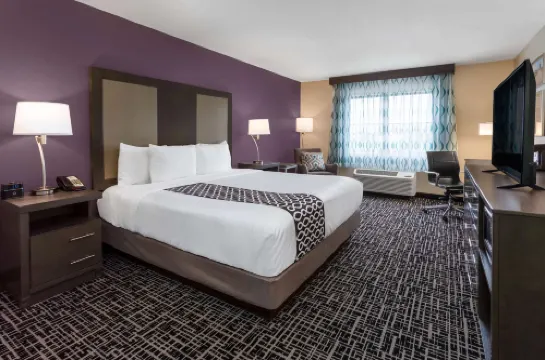 La Quinta Inn & Suites by Wyndham Wichita Airport - breakfast