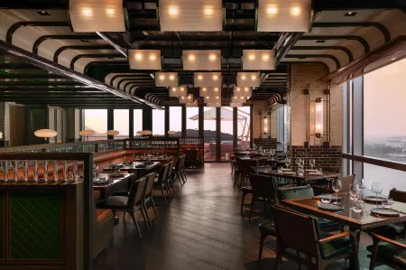 Sheraton Hong Kong Tung Chung Hotel Отели рядом с достопримечательностью «Чхеклапкок»