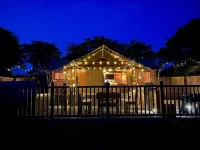Lion King Safari Tent Hotel a Carew