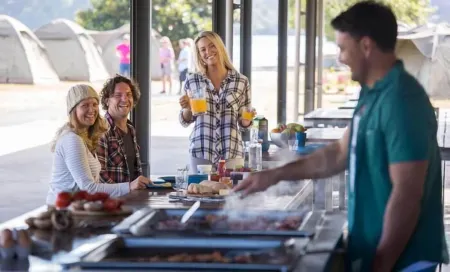 Cockatoo Island Accommodation Отели рядом с достопримечательностью «Кларкс Пойнт Резерв»