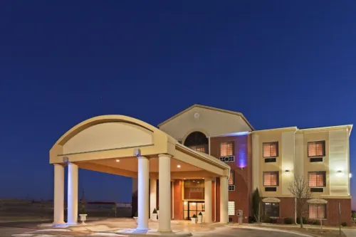 Holiday Inn Express & Suites PLAINVIEW by IHG