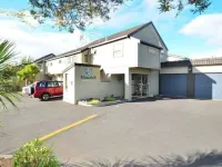 Howick Motor Lodge  호텔