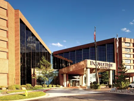 DoubleTree by Hilton Denver-Aurora Отели рядом с достопримечательностью «Парк штата Черри Крик»